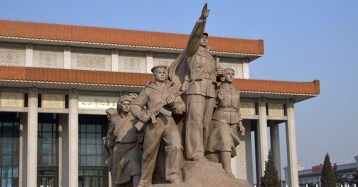 A statue depicting people stands in front of a building, symbolizing China's shifting economic fortunes. Photo: PublicDomainPictures from Pixabay